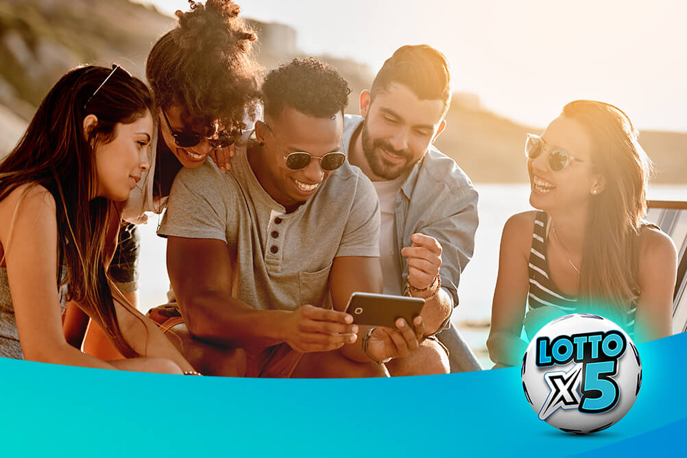 Friends at the beach using a smartphone to bet on Lotto x5